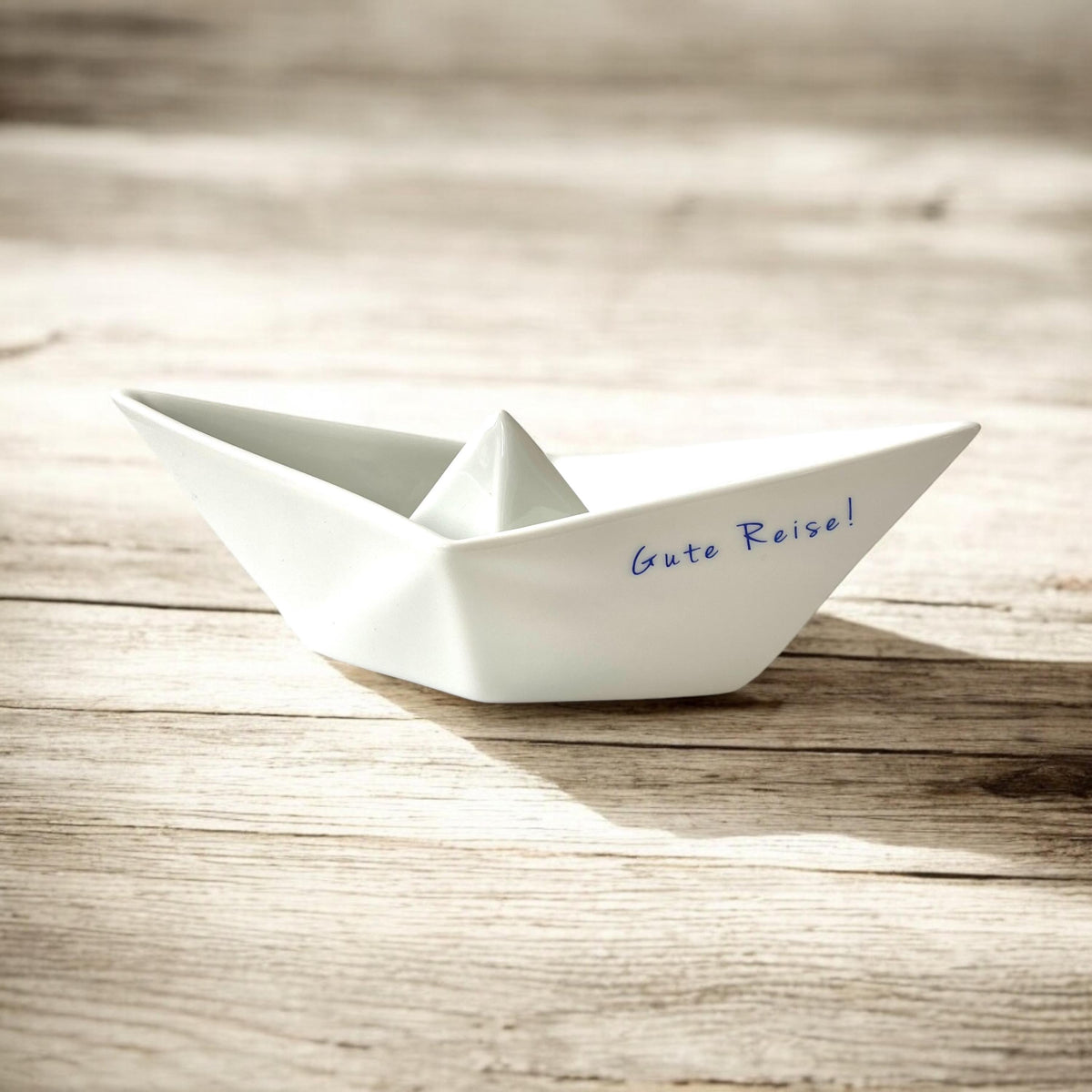 Abschiedsgeschenk, Schiffchen aus Porzellan mit dem Schriftzug gute "Reise" - personalisierbar