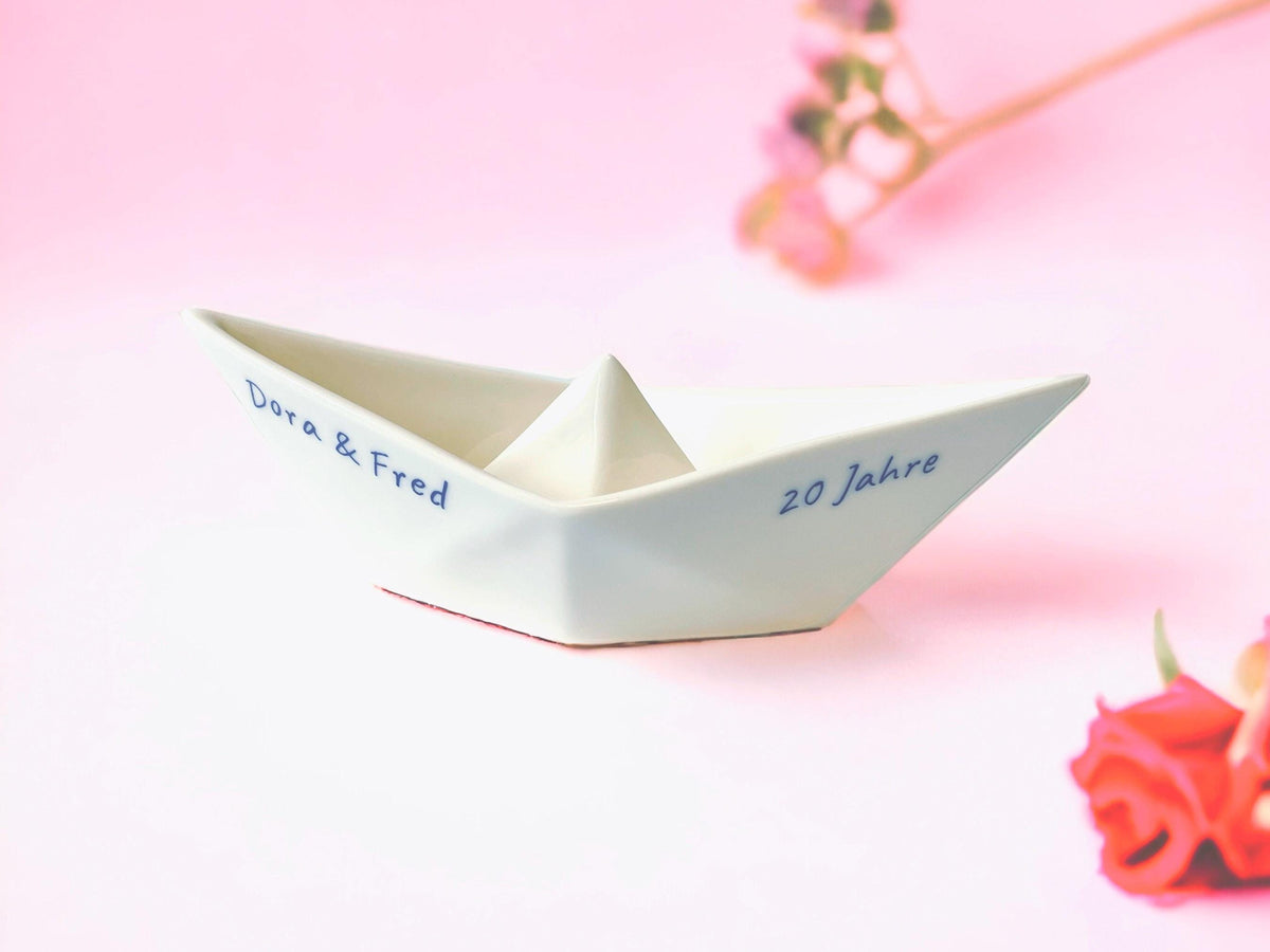 Porzellanhochzeit Geschenk personalisierbar - Schiffchen aus Porzellan mit 20 Jahre Schriftzug und Wunschnamen