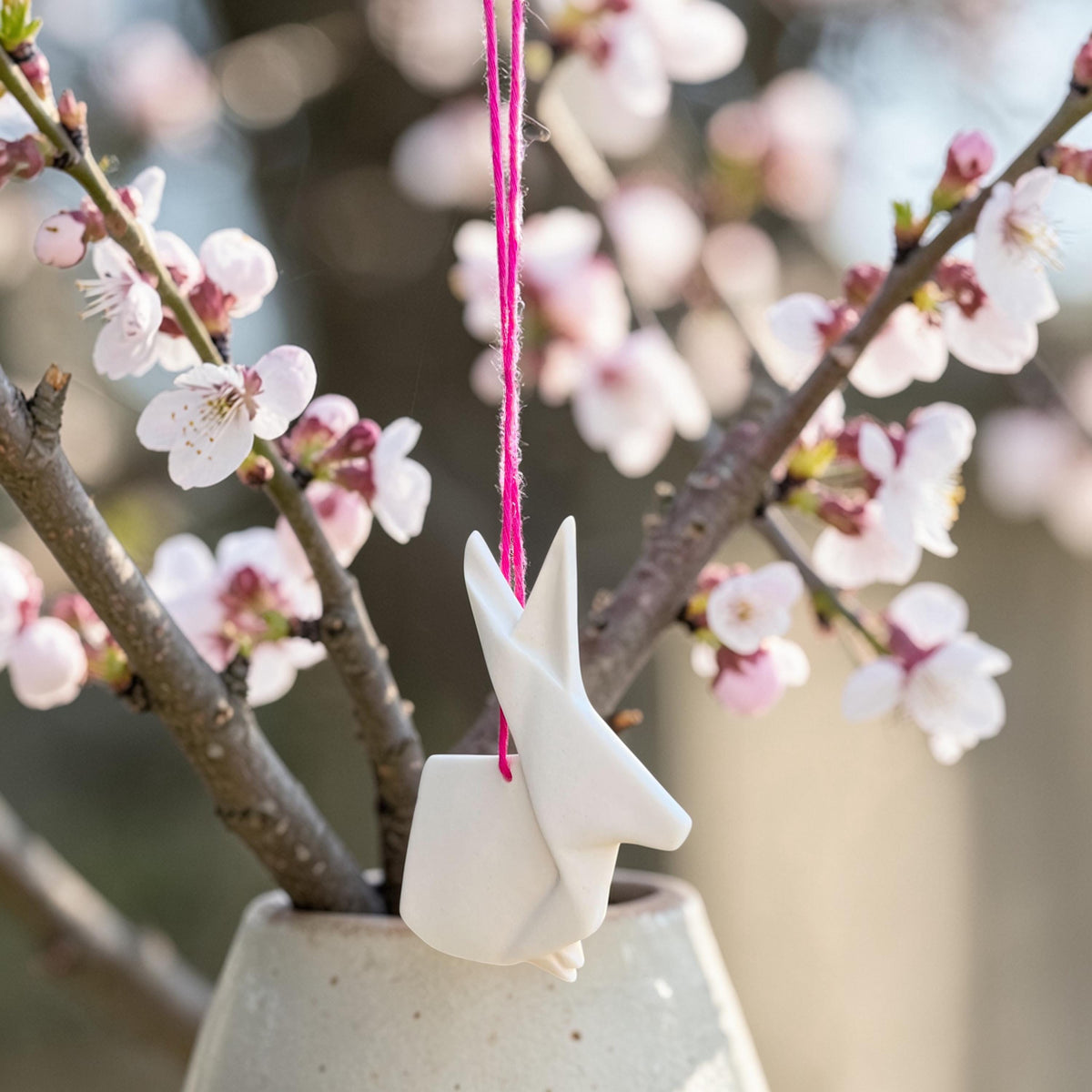 Origami Hasen aus Porzellan als Anhänger – Handgemachte Osterdeko