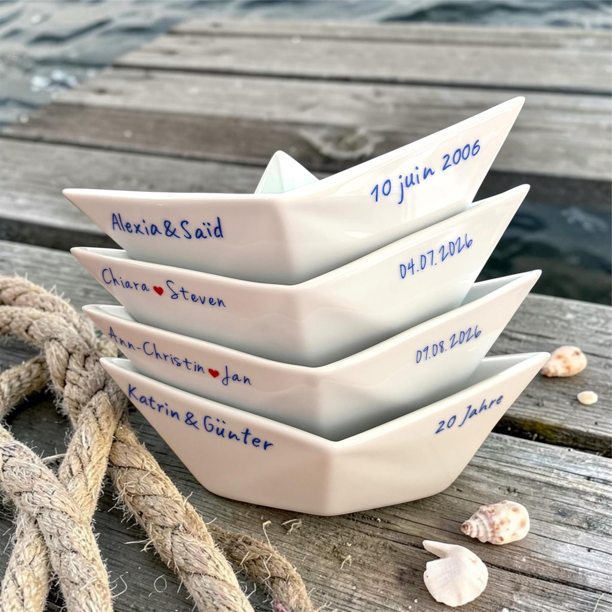 Schiffchen aus Porzellan als personalisiertes Geschenk mit Koordinaten zum Einzug, Namen zur Hochzeit/Porzellanhochzeit
