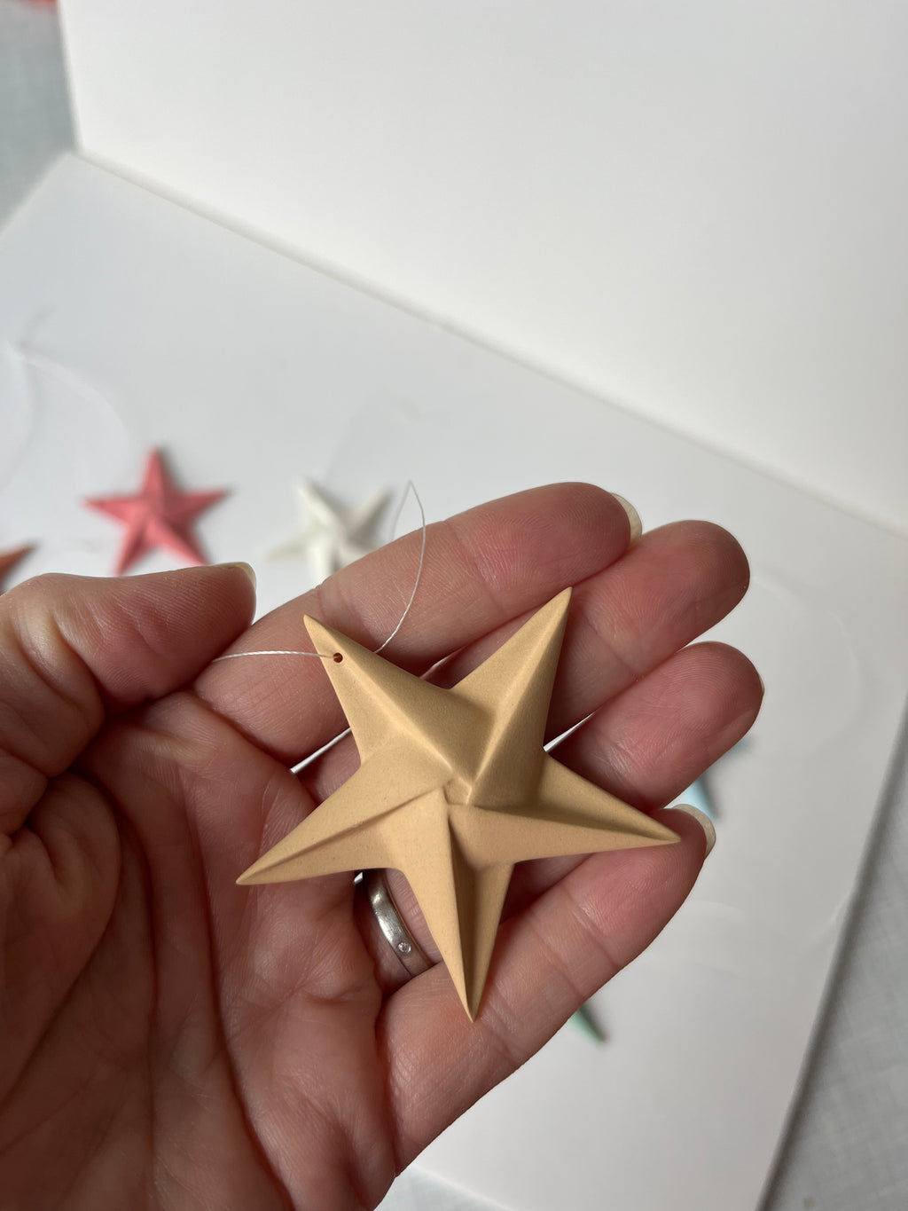 Handgefertigter Porzellan Stern Anhänger | Origami Papierstern | Weihnachtsanhänger als kleines Geschenk
